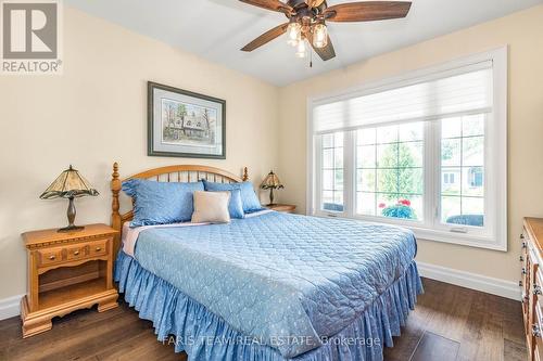 9 Sunnyside Avenue, Oro-Medonte, ON - Indoor Photo Showing Bedroom