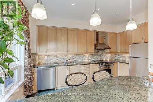 29 Edgemont Court, Richmond Hill, ON - Indoor Photo Showing Kitchen With Upgraded Kitchen