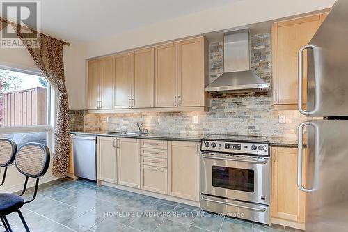 29 Edgemont Court, Richmond Hill, ON - Indoor Photo Showing Kitchen With Upgraded Kitchen