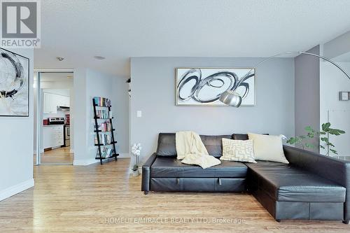 201 - 90 Dale Avenue, Toronto, ON - Indoor Photo Showing Living Room