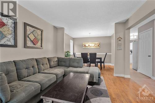 961 Como Crescent, Ottawa, ON - Indoor Photo Showing Living Room