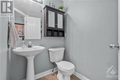 Main floor powder room - 961 Como Crescent, Ottawa, ON - Indoor Photo Showing Bathroom