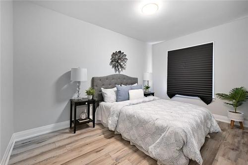 31 Albany Avenue, Hamilton, ON - Indoor Photo Showing Bedroom