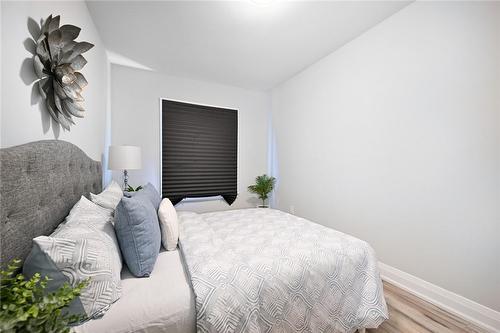 31 Albany Avenue, Hamilton, ON - Indoor Photo Showing Bedroom