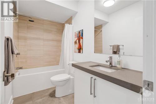 652 Tweedsmuir Avenue Unit#A, Ottawa, ON - Indoor Photo Showing Bathroom