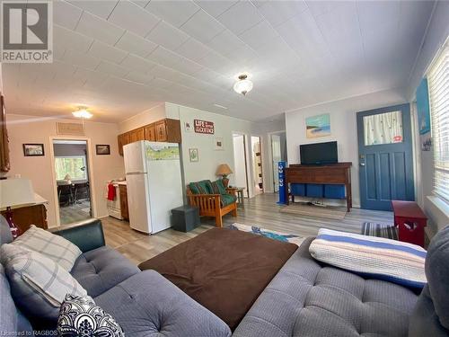 42 Thompson Avenue, Saugeen Indian Reserve 29, ON - Indoor Photo Showing Living Room