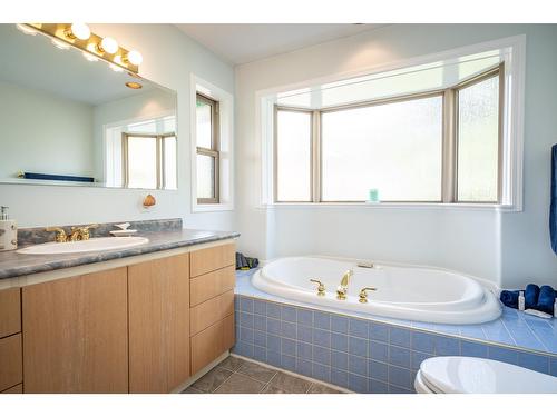 403 8Th Street S, Kaslo, BC - Indoor Photo Showing Bathroom