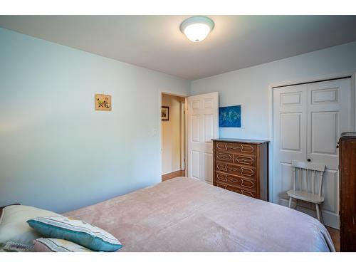 403 8Th Street S, Kaslo, BC - Indoor Photo Showing Bedroom