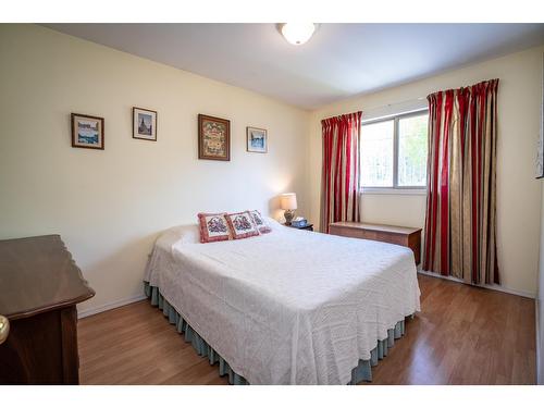 403 8Th Street S, Kaslo, BC - Indoor Photo Showing Bedroom