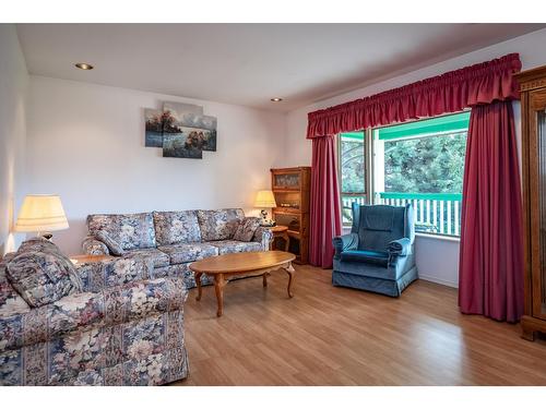 403 8Th Street S, Kaslo, BC - Indoor Photo Showing Living Room