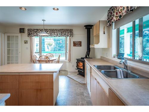 403 8Th Street S, Kaslo, BC - Indoor Photo Showing Kitchen With Double Sink