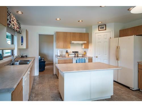 403 8Th Street S, Kaslo, BC - Indoor Photo Showing Kitchen With Double Sink