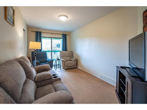 403 8Th Street S, Kaslo, BC - Indoor Photo Showing Living Room