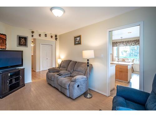 403 8Th Street S, Kaslo, BC - Indoor Photo Showing Living Room