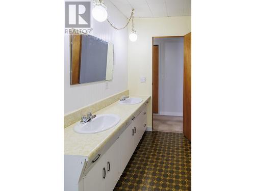 1090 Dyke Road, Mcbride, BC - Indoor Photo Showing Bathroom