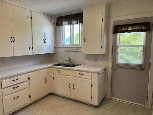 1367 Second Avenue, Trail, BC - Indoor Photo Showing Kitchen With Double Sink