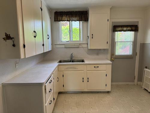 1367 Second Avenue, Trail, BC - Indoor Photo Showing Kitchen With Double Sink