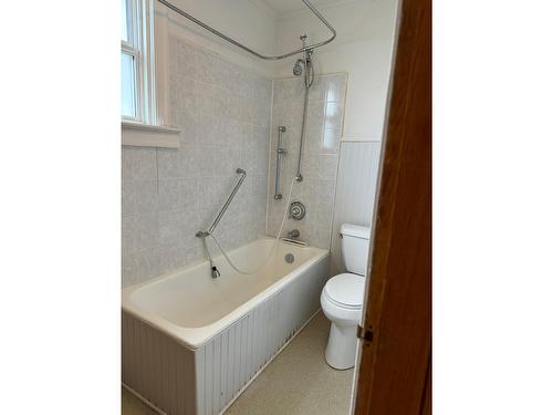 1367 Second Avenue, Trail, BC - Indoor Photo Showing Bathroom