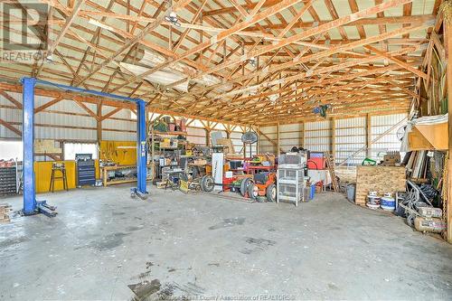 257 Road 10, Kingsville, ON - Indoor Photo Showing Garage