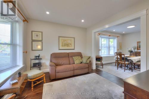 1027 Weber Street E, Kitchener, ON - Indoor Photo Showing Living Room