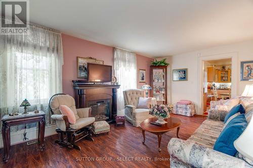 7360 Longwoods Road, Strathroy-Caradoc, ON - Indoor Photo Showing Living Room
