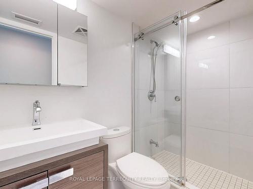 301-212 Eglinton Ave E, Toronto, ON - Indoor Photo Showing Bathroom