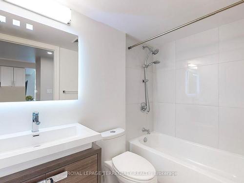 301-212 Eglinton Ave E, Toronto, ON - Indoor Photo Showing Bathroom