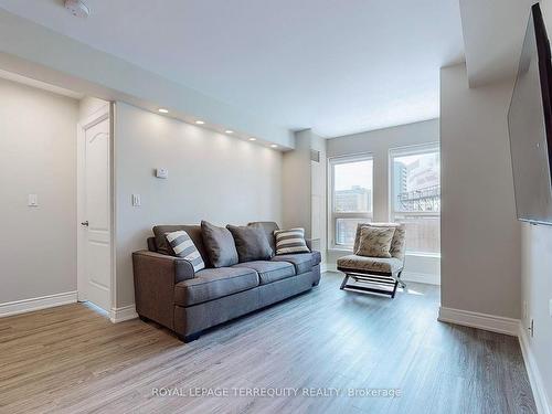 301-212 Eglinton Ave E, Toronto, ON - Indoor Photo Showing Living Room