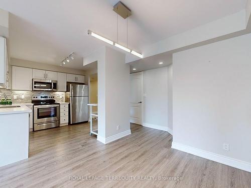 301-212 Eglinton Ave E, Toronto, ON - Indoor Photo Showing Kitchen With Stainless Steel Kitchen