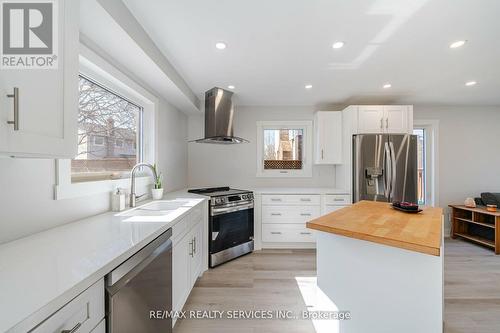 21 Courtleigh Square, Brampton, ON - Indoor Photo Showing Kitchen With Upgraded Kitchen