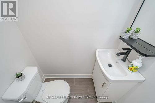 21 Courtleigh Square, Brampton, ON - Indoor Photo Showing Bathroom
