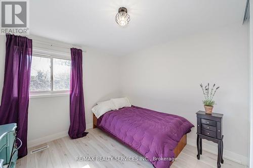 21 Courtleigh Square, Brampton, ON - Indoor Photo Showing Bedroom