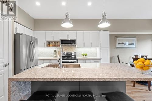 2032 Erika Court, Oakville, ON - Indoor Photo Showing Kitchen With Upgraded Kitchen