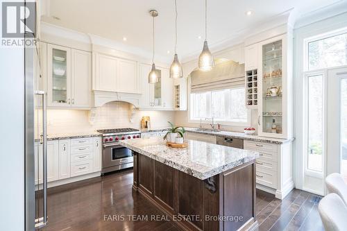 118 Headwind Boulevard, Vaughan, ON - Indoor Photo Showing Kitchen With Upgraded Kitchen