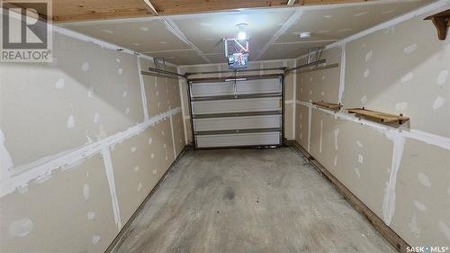 113 503 Colonel Otter Drive, Swift Current, SK - Indoor Photo Showing Garage