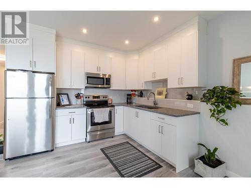 1088 Clarance Avenue, Kelowna, BC - Indoor Photo Showing Kitchen