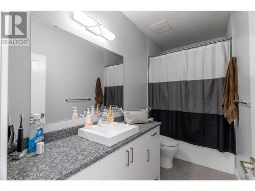 1088 Clarance Avenue, Kelowna, BC - Indoor Photo Showing Bathroom