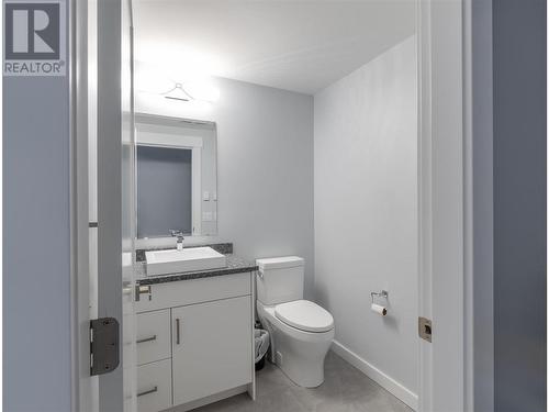 1088 Clarance Avenue, Kelowna, BC - Indoor Photo Showing Bathroom