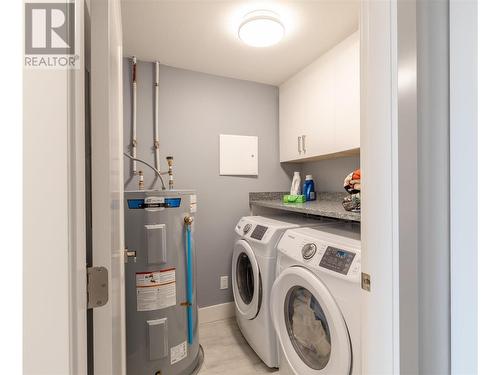 1088 Clarance Avenue, Kelowna, BC - Indoor Photo Showing Laundry Room