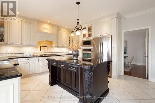 5381 Forest Hill Drive, Mississauga, ON - Indoor Photo Showing Kitchen With Upgraded Kitchen