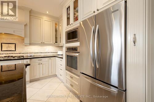 5381 Forest Hill Drive, Mississauga, ON - Indoor Photo Showing Kitchen With Upgraded Kitchen