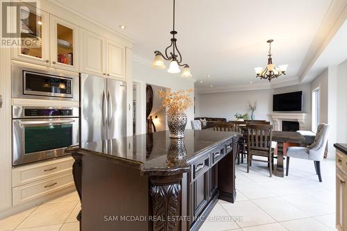 5381 Forest Hill Drive, Mississauga, ON - Indoor Photo Showing Kitchen With Upgraded Kitchen