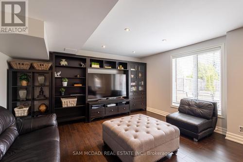 5381 Forest Hill Drive, Mississauga, ON - Indoor Photo Showing Living Room