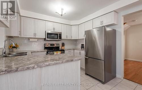 100 Lake Louise Drive, Brampton, ON - Indoor Photo Showing Kitchen With Double Sink With Upgraded Kitchen