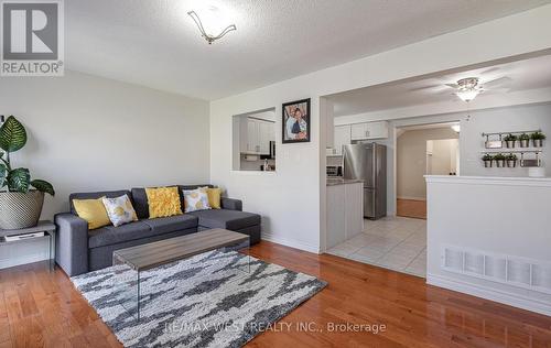 100 Lake Louise Drive, Brampton, ON - Indoor Photo Showing Living Room