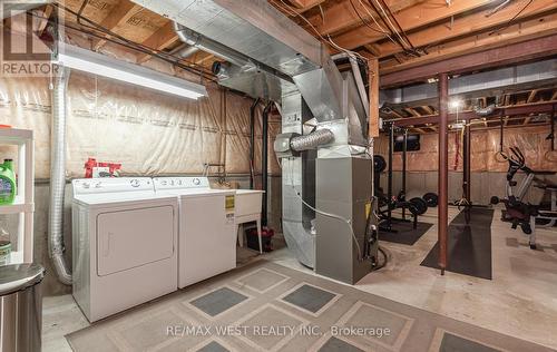 100 Lake Louise Drive, Brampton, ON - Indoor Photo Showing Laundry Room