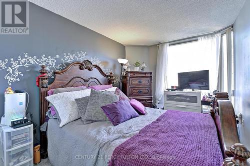 1005 - 25 Fairview Road W, Mississauga, ON - Indoor Photo Showing Bedroom