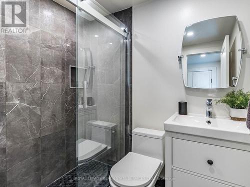 31 Roberts Crescent, Brampton, ON - Indoor Photo Showing Bathroom