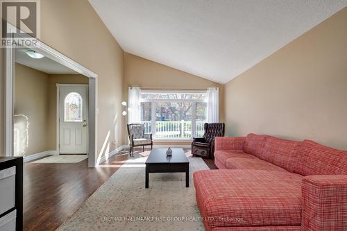 1832 Bronte Square, Pickering, ON - Indoor Photo Showing Living Room