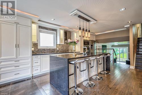 22 Brightway Crescent, Richmond Hill, ON - Indoor Photo Showing Kitchen With Upgraded Kitchen